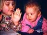 Kerstmis 1998, Lizette speelt met Charlotte Carla.